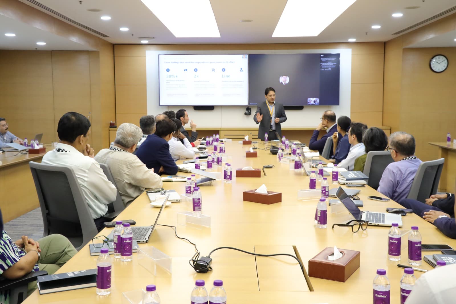 Senior executives collaborating during the AI for Leaders program